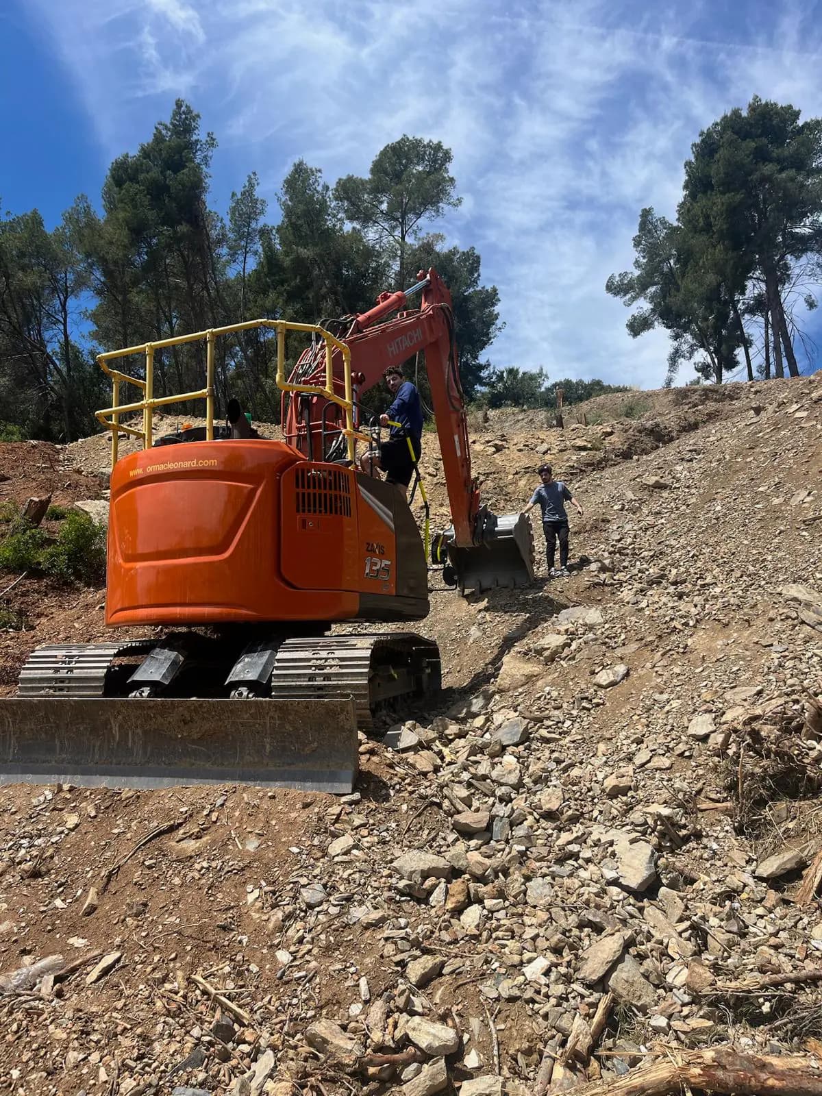 Excavaciones en Móstoles: excavadora de Lynx trabajando en obra urbana
