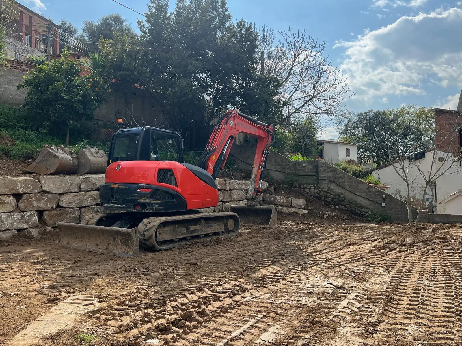 proyectos de excavaciones en Madrid — movimiento de tierras con muro de contención en Boadilla del Monte