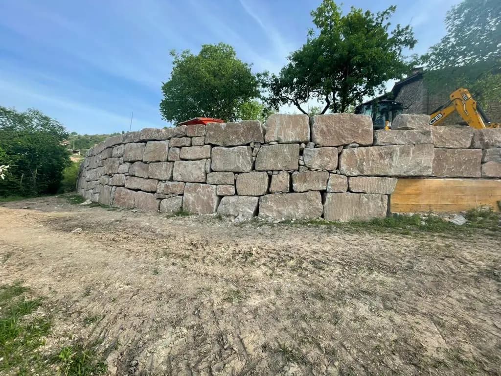 servicios de excavaciones en Madrid — construcción de muros de contención de mampostería