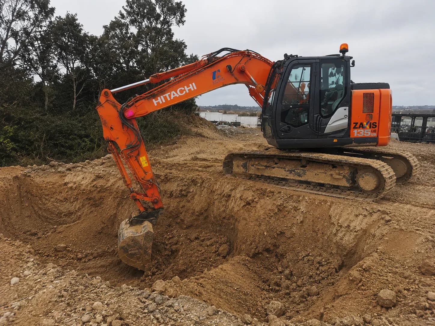 Nivelación de parcela de 2.500m² en Getafe — Hitachi ZAXIS 135 excavando y nivelando el terreno para construcción de viviendas